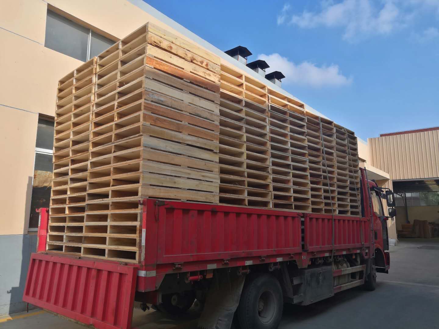 定制木托盤時,如何避免與生產(chǎn)廠家發(fā)生尺寸不匹配等問題?