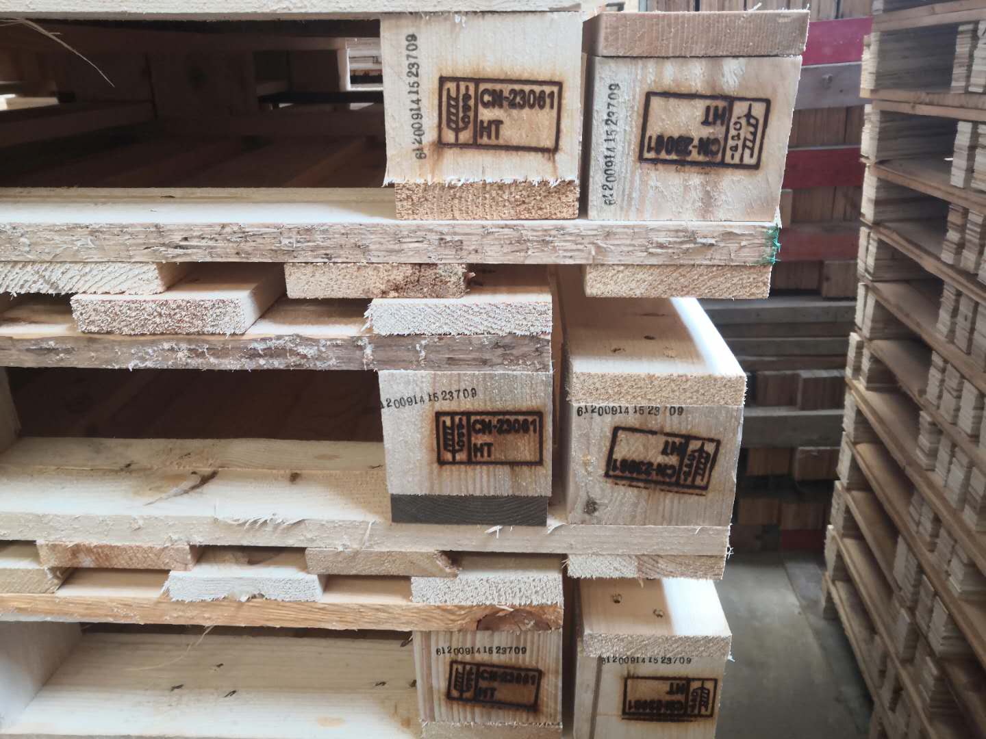 實木熏蒸托盤和歐標托盤有啥區別?